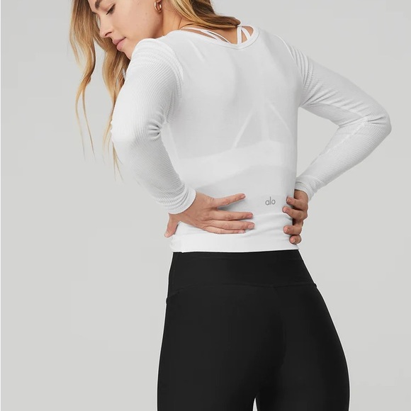 NWT XS OR S - ALO YOGA COVER LONG SLEEVE TOP - Picture 2 of 3